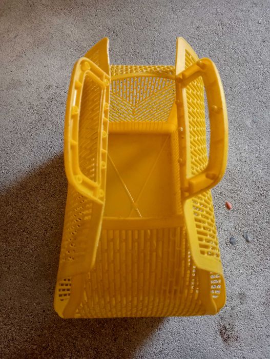 Cesta amarela com asas