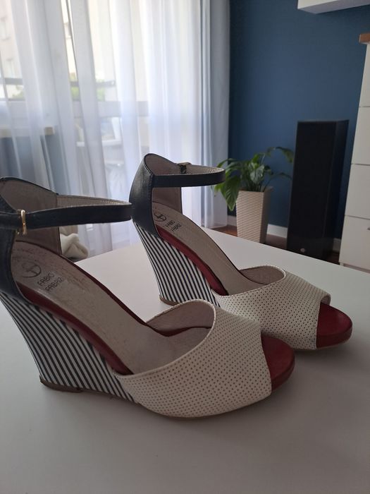 Buty na koturnie