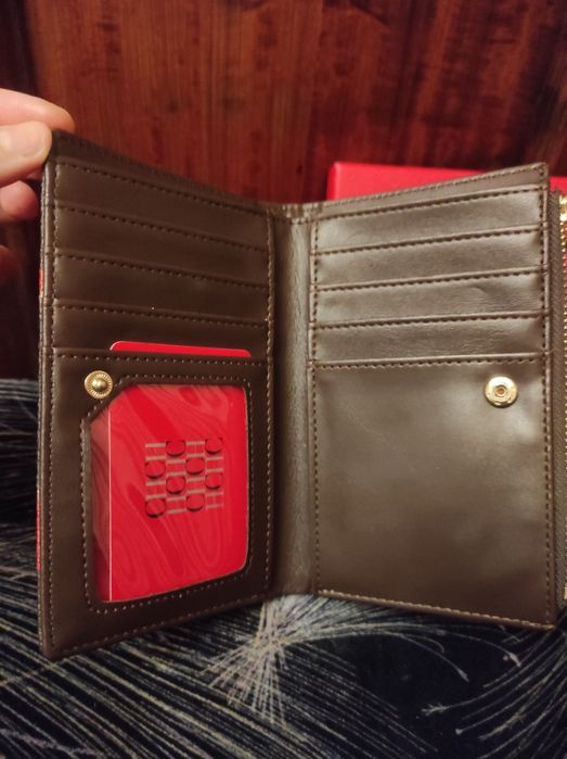 Женский кошелек Carolina Herrera на молнии с монограммой CH