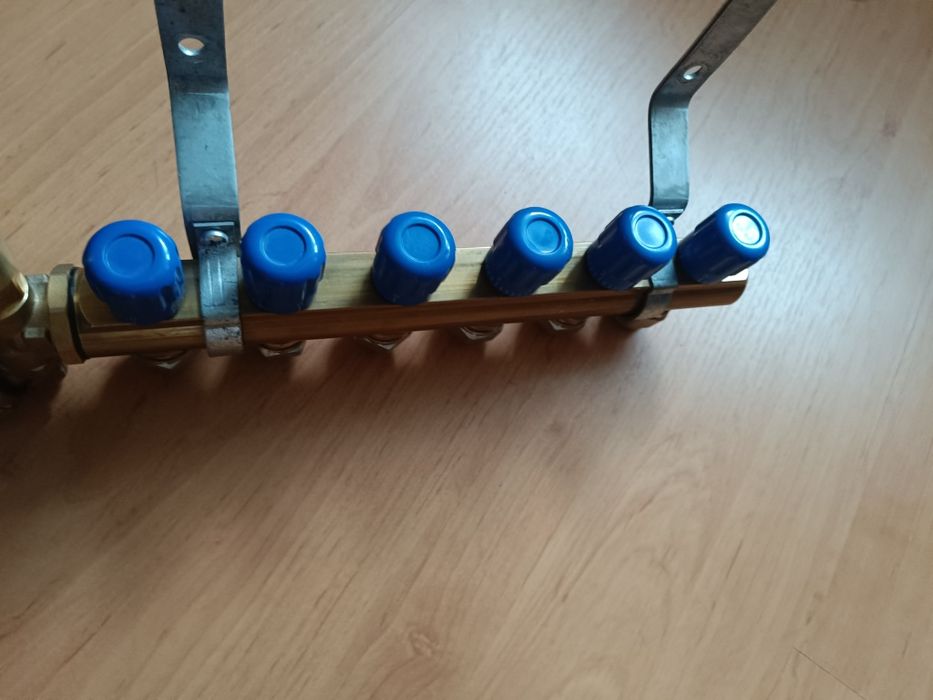 Rozdzielacz 6 sekcji PEX 16