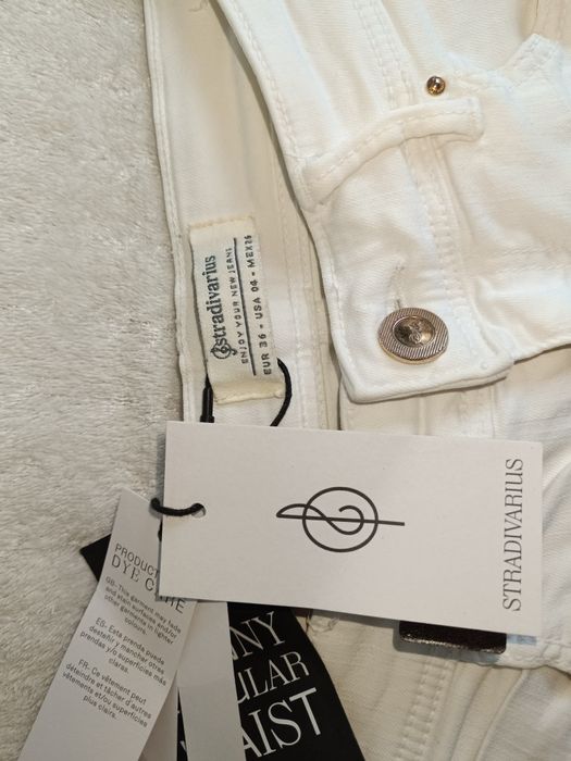 Jeansy z rozdarciami Stradivarius