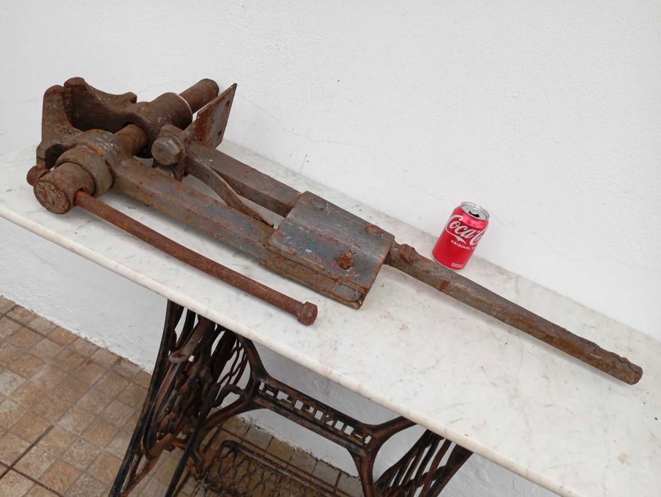 Torno Antigo de Ferreiro com Haste Enorme Raro Ferramenta Funcional