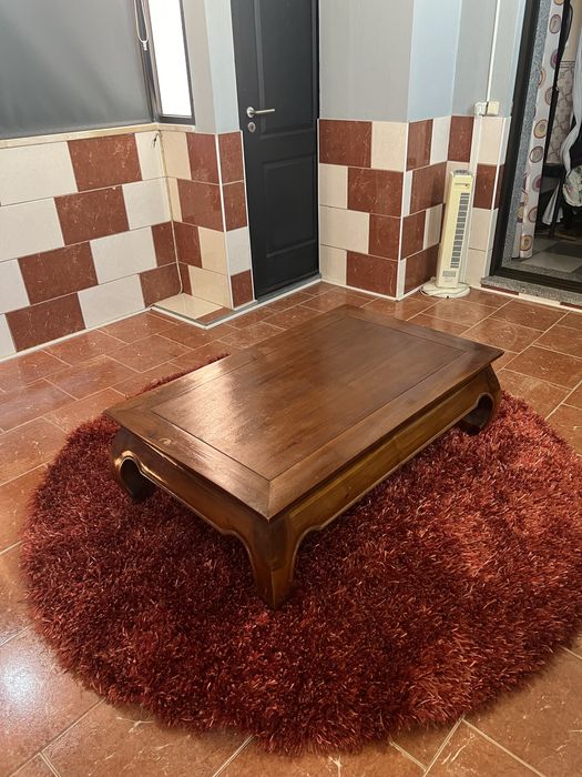 Mesa de madeira em bom estado