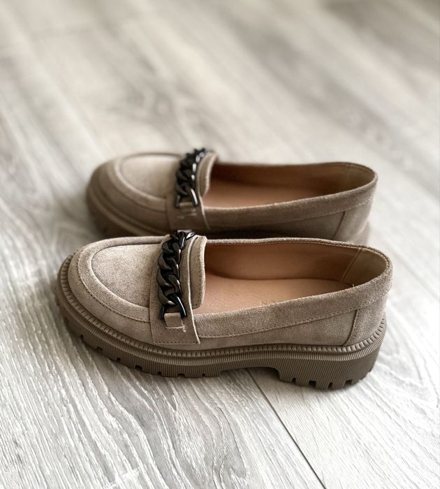 Бежеві замшеві лофери