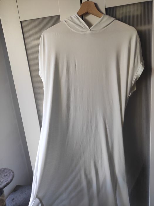 Biała tunika z kapturem