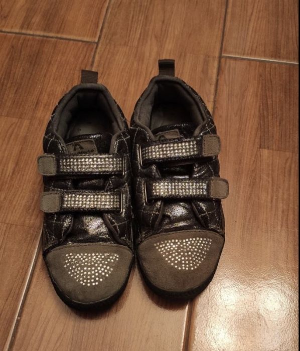 Очень красивые, стильные кроссовки 32 размера стелька 20см