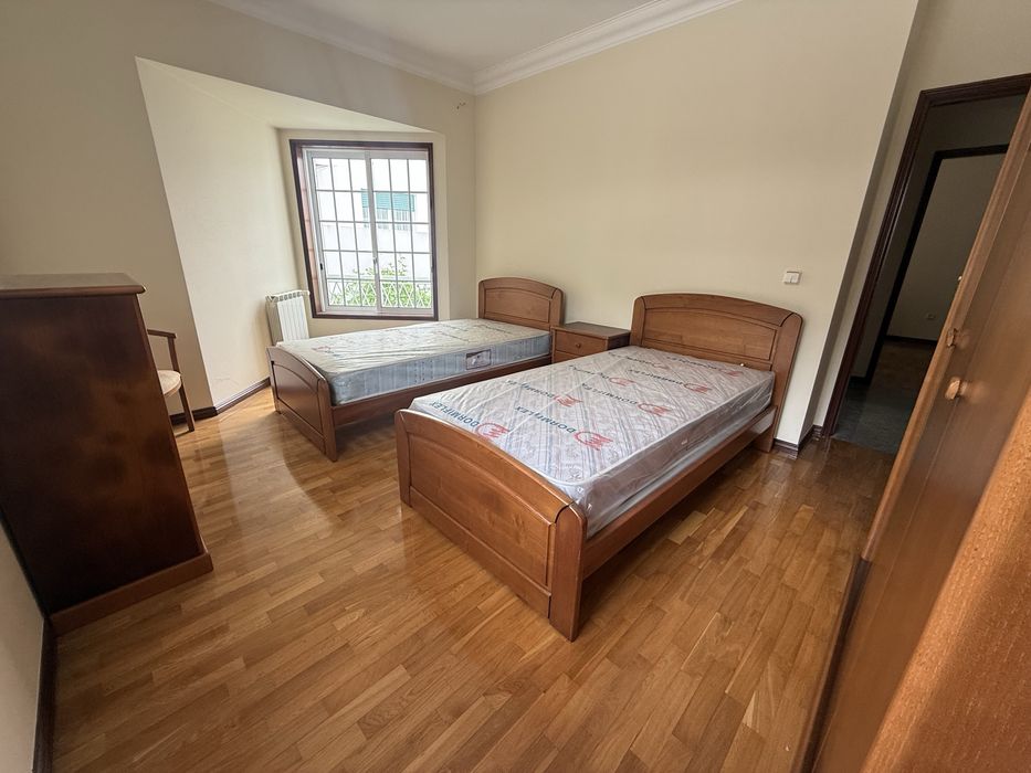 Conjunto de Quarto em Madeira Maciça