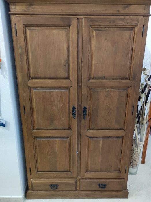 Guarda-roupa de madeira