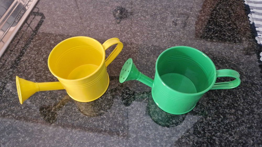 Conjunto dois regadores pequenos