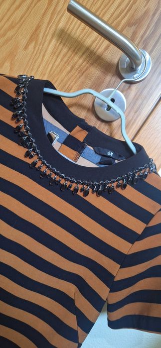 Blusa casual e elegante com colar de brilhantes