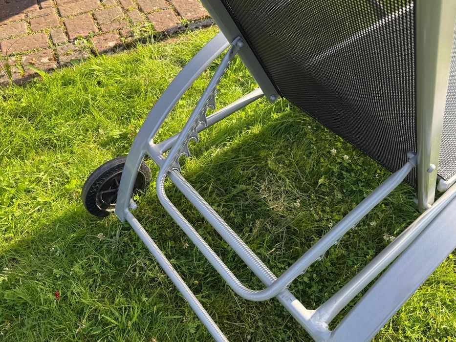 Leżak ogrodowy idealny na relaks.