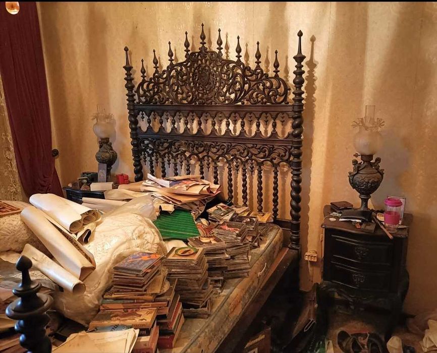 mobília de quarto de casal com duas mesas de cabeceira e dois cadeeiros