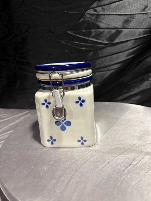 Ceramiczny pojemnik kuchenny z zamknięciem – biało-kobaltowy