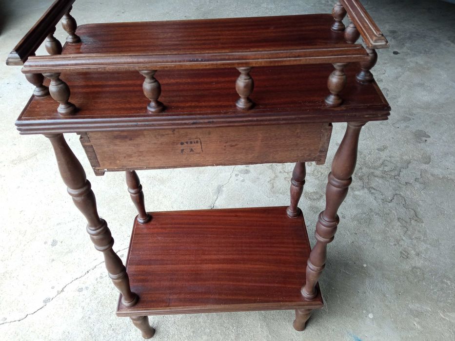 Mesa de cabeceira/ pequena mesa apoio