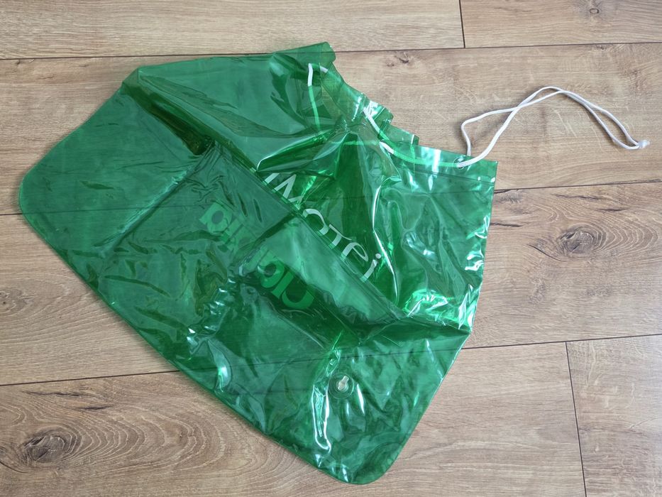 Duża zielona torba z białymi napisami Timotei i Claudia