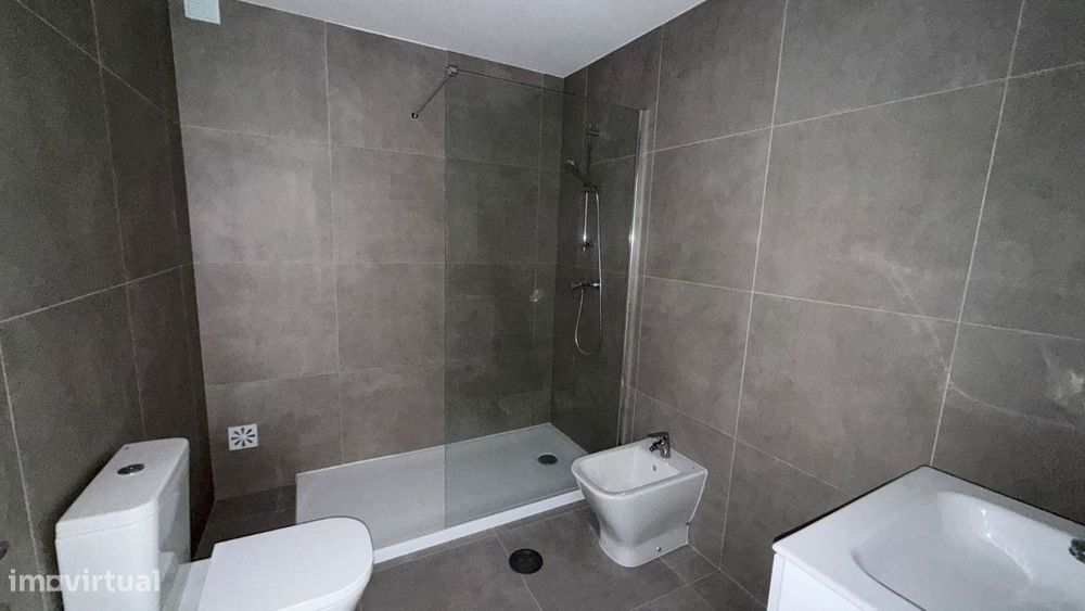 Apartamento T0 com parqueamento e vistas de mar