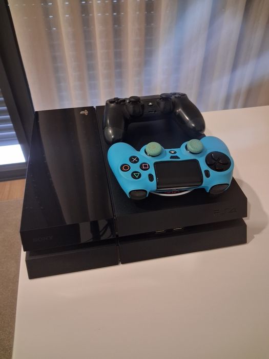 Playstation 4  1tb com 2 comandos e jogos