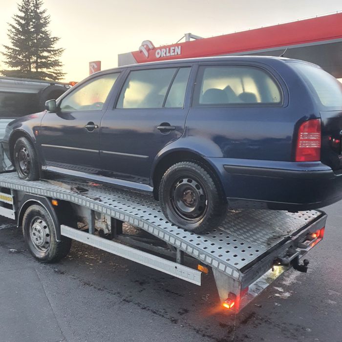 Skoda Octavia I kombi 2.0 benzyna, automat kolor granatowy na częsci