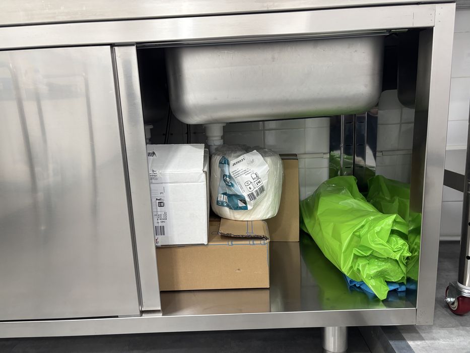 Banca em inox de grandes dimensões
