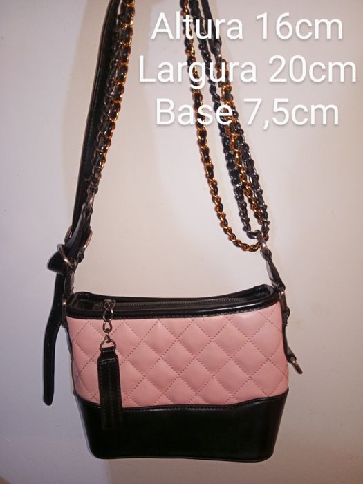 Pequena mala rosa e preta.