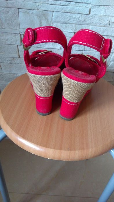 Sandały na koturnie 36