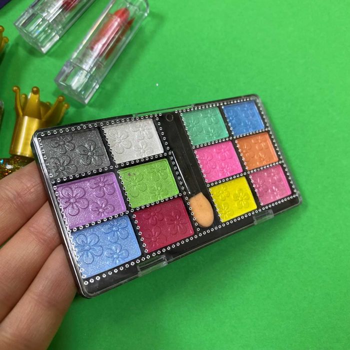 Детская косметика в чемодане венздей