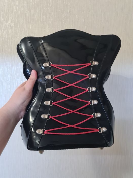Женский лаковый рюкзак. С корсетом