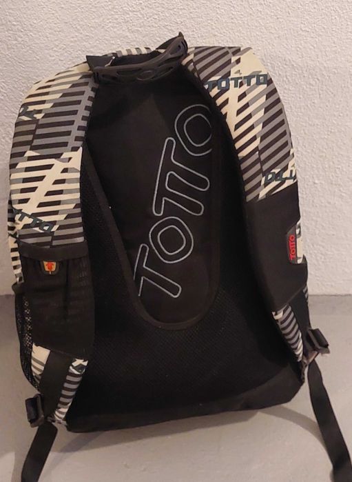 Mochila totto preta e cinzenta