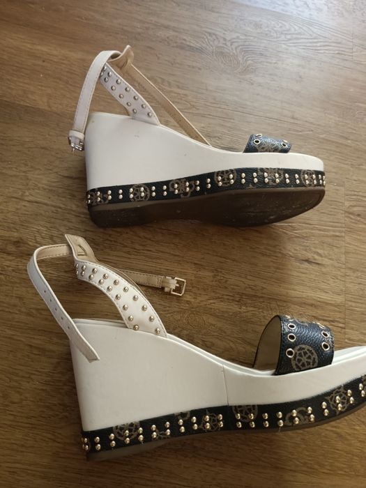 Sandálias cunha Guess