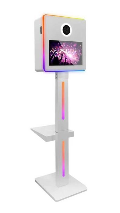 Fotobudka ekran 15,6 cala NOWA, wbudowany komputer + walizka transpor.