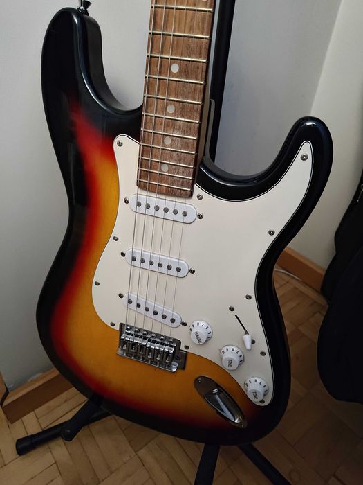 replika Stratocaster, świetnie lezy w ręce, ograna 20 lat, uszanowana, nowe struny