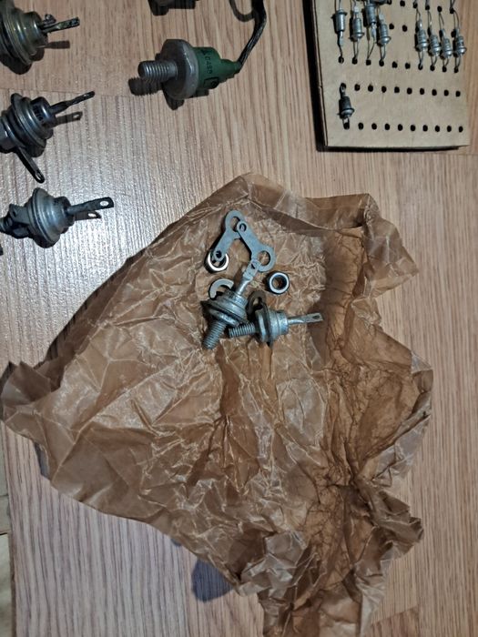 Діоди,СВЧ-діоди, стабілітрони, тиристори різні (кремнієві, селенові..)