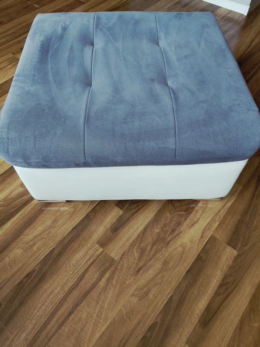 Szary elegancki Podnóżek pufa