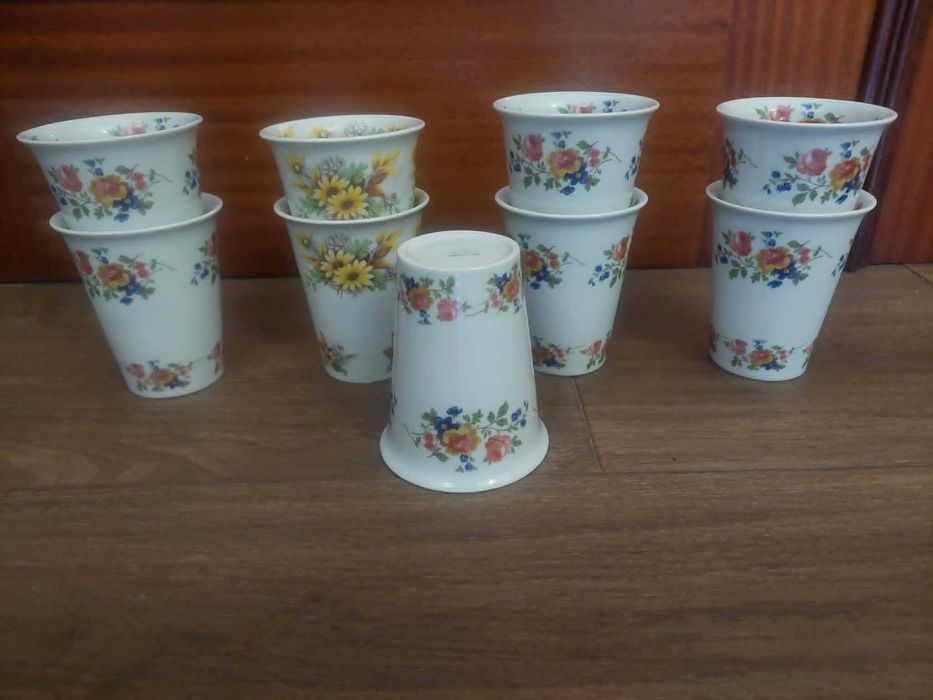 Vendo este conjunto de copos (30 CL) em porcelana fina muito bonitos e originais. 20,00€