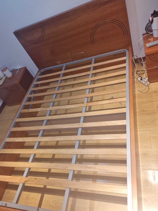 Cama com somier em bom estado em madeira com estrado