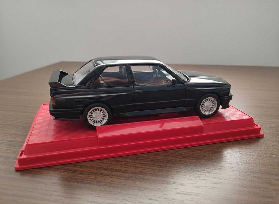 Колекційна іграшкова металева модель BMW M3 E30 1:24 з підставкою