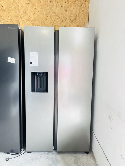 Стоковий холодильник Samsung Side-by-Side RS6GA884CS9