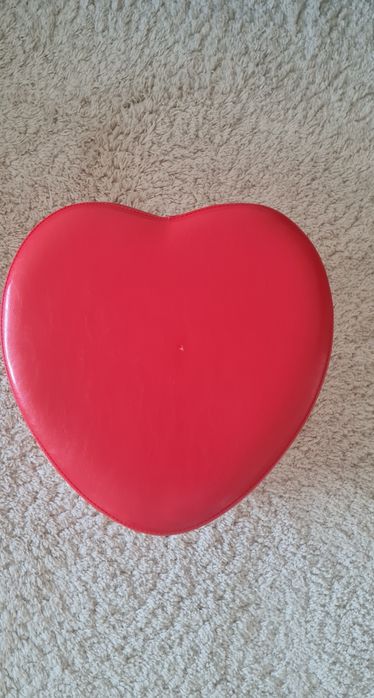 Puff  vermelho com arrumação