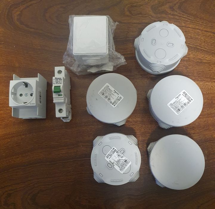 Коробка распределительная, автомат, выключатель, розетка