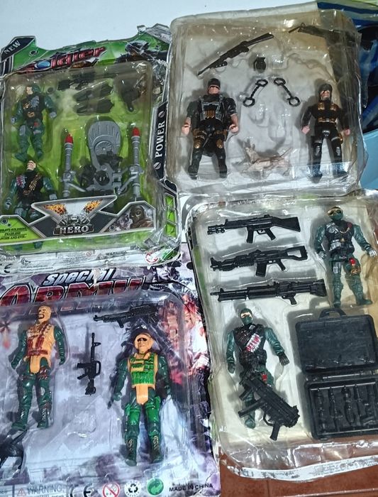 Brinquedos conjuntos , polícias soldados e acessórios vintage plastico