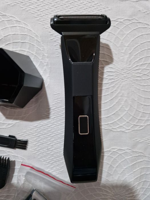 Máquina de aparar pêlos corporais e barbeador. Nova