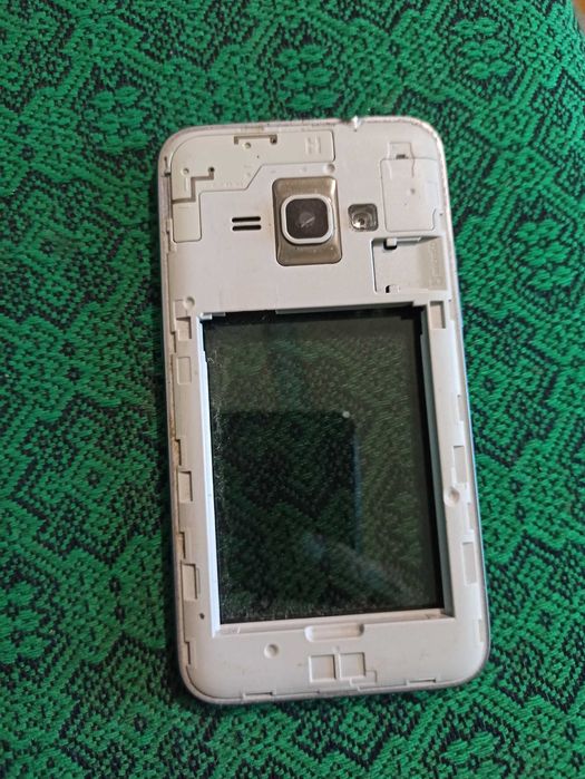 Samsung Galaxy J1 2016 Duo битый экран.