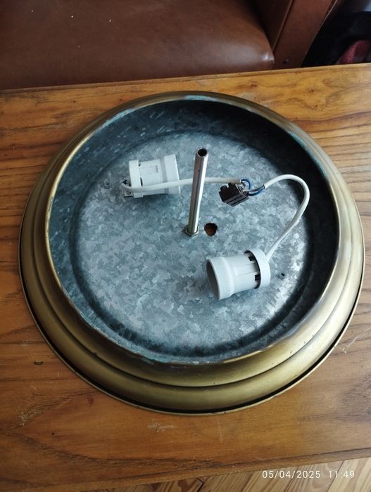 Candeeiro de teto dourado