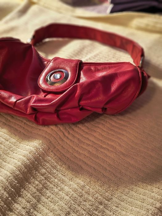 Czerwona torebka damska – elegancka, ozdobna z diamencikiem