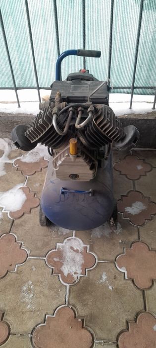 Компрессор двухцилинровый маслянный EVO 50л 2.2квт