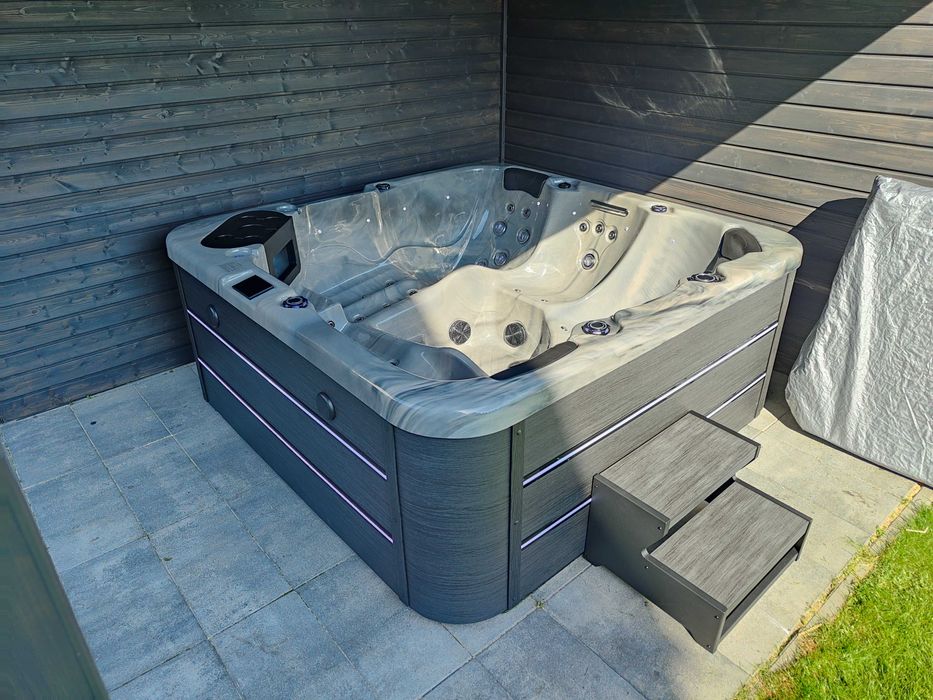 Luksusowe jacuzzi 218x218 cm , 2 lezanki ,63 dysze , pelne wyposazenie