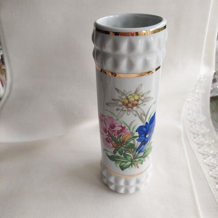 Smukły, wysoki wazon Arzberg. Biała porcelana, zdobiona kwiatami i del