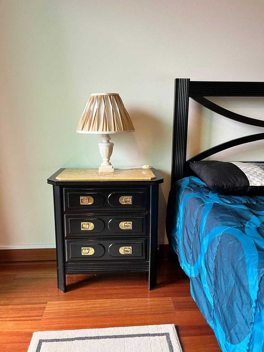 Cama de casal 200x140 com mesas de cabeceira e aparador