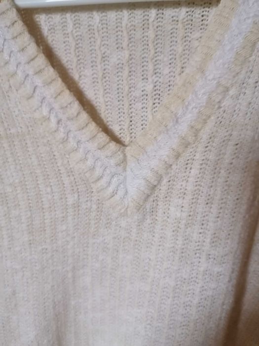 Sweter kremowy z lekkiej dzianiny