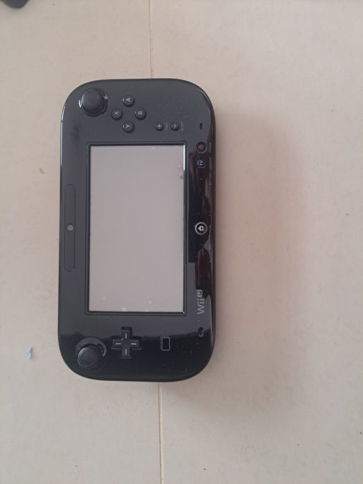 Nintendo Wii U com jogos e outros itens.
